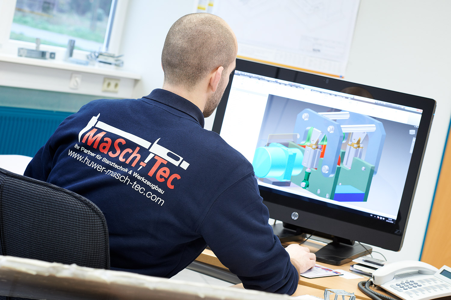 In der Entwicklung der MaSch-Tec GmbH konstruieren wir an hochmodernen CAD-Arbeitsplätzen in 2- und 3-D.