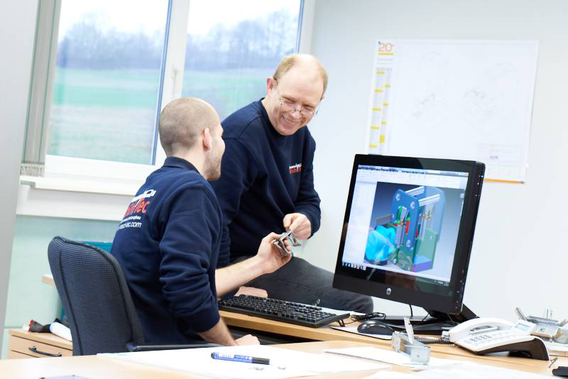 Wir entwickeln Bauteile in interaktiver Zusammenarbeit mit unseren Kunden. Dabei setzen wir auf moderne CAD-Arbeitsplätze.