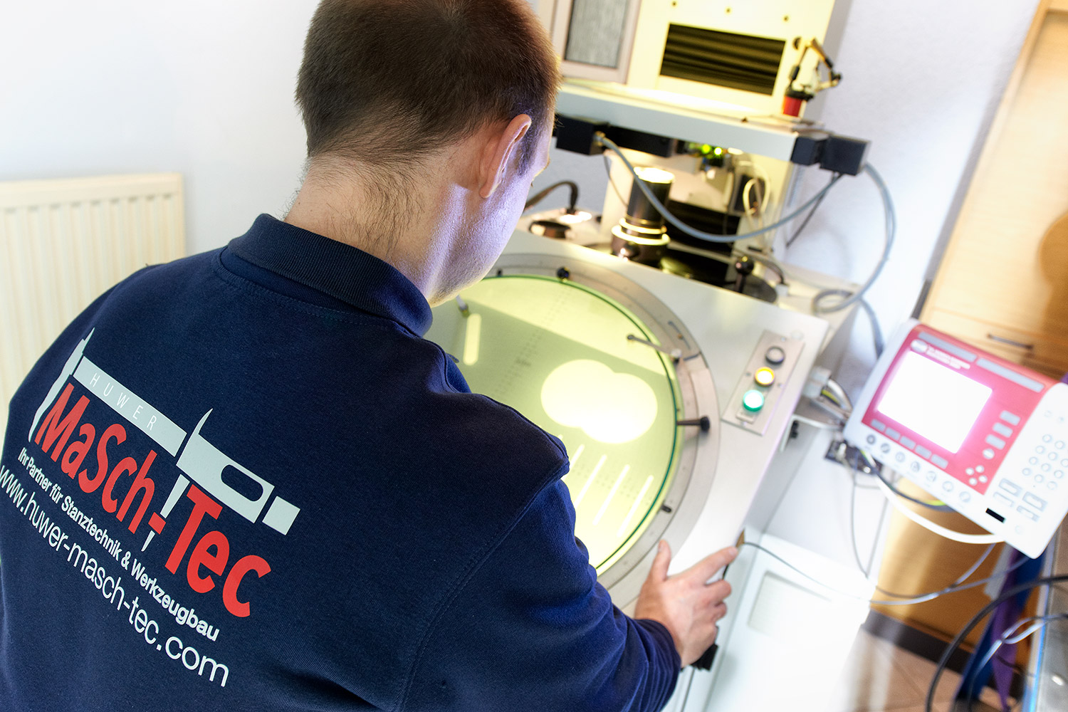 Prüflabor | Masch-Tec GmbH Im betriebseigenen Prüflabor der Masch-Tec GmbH werden je nach produktspezifischem Prüfplan, Lage-, Maß- und Konturprüfungen durchgeführt. Einzelteile oder Baugruppen werden mit Zug- und Druckprüfungen auf Festigkeit getestet.