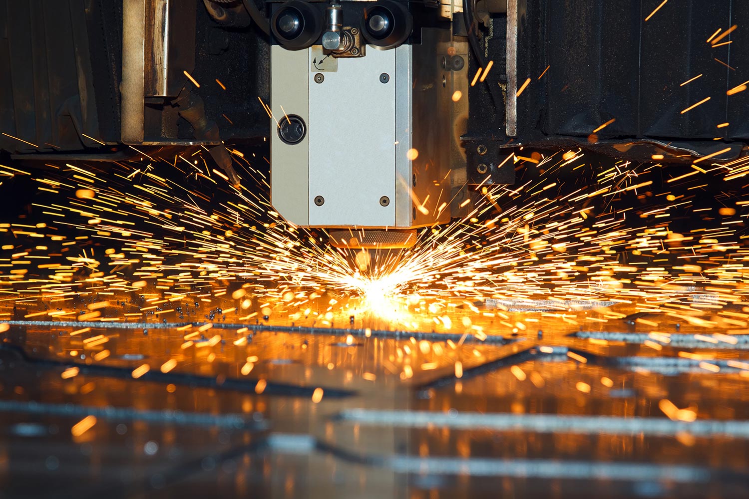 Mit unserer Stanz-Laser-Maschine TruMatic 6000 fertigen wir Metallteile komplett.