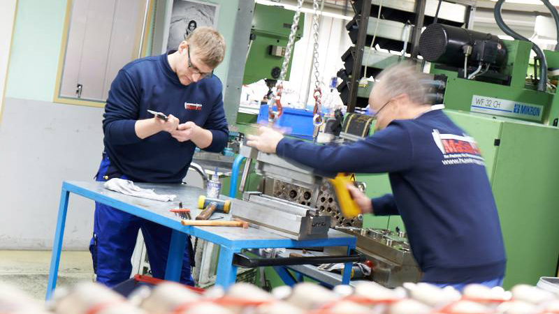 Werkzeugbau bei der MaSch-Tec GmbH MaSch-Tec konstruiert und baut variable Folgeverbundwerkzeuge auf technisch und wirtschaftlich höchstem Niveau.